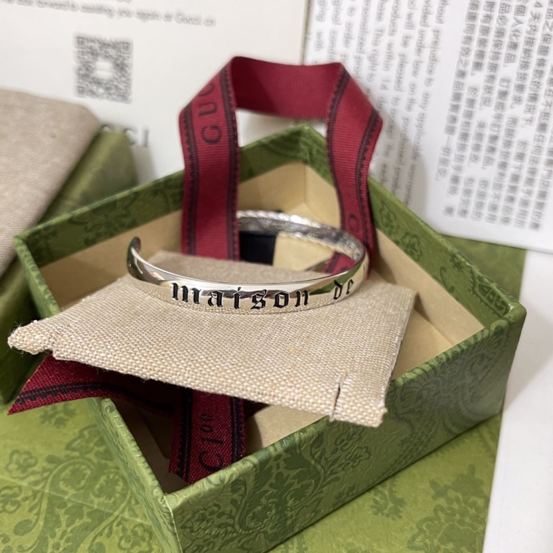 G*u*i bracelets